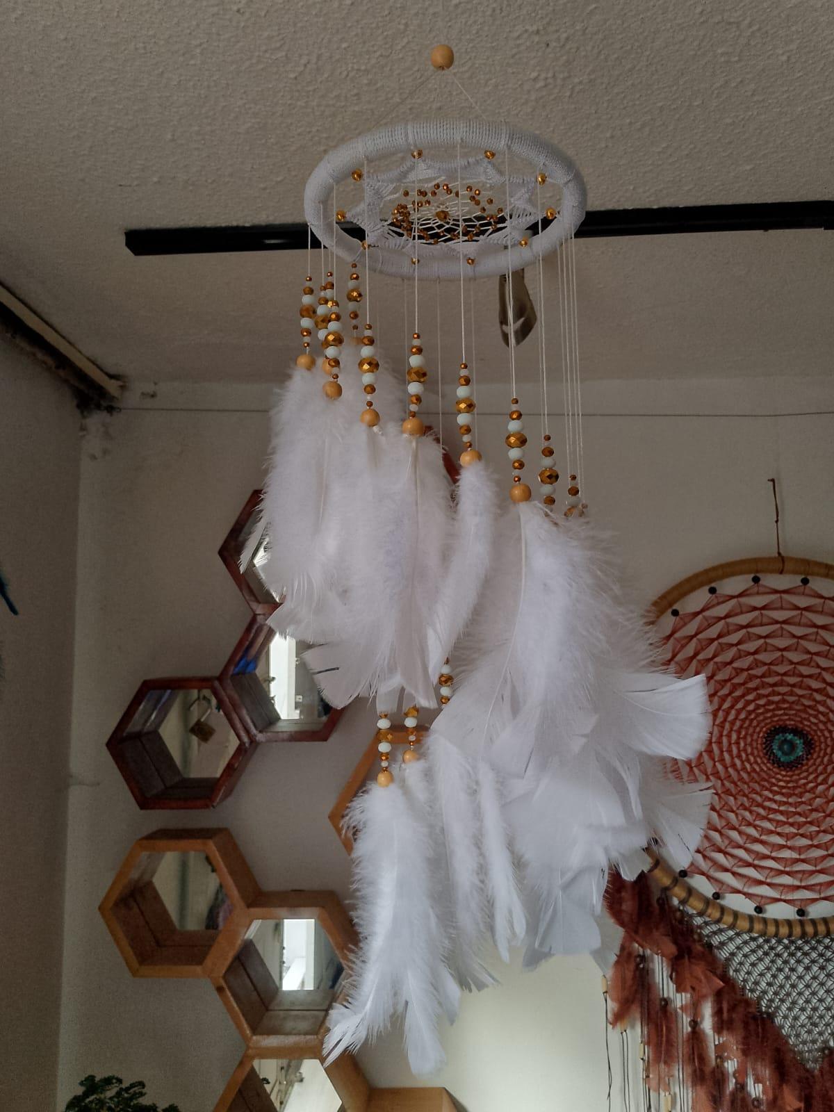 Atrapasueños de plumas blancas con cuentas doradas