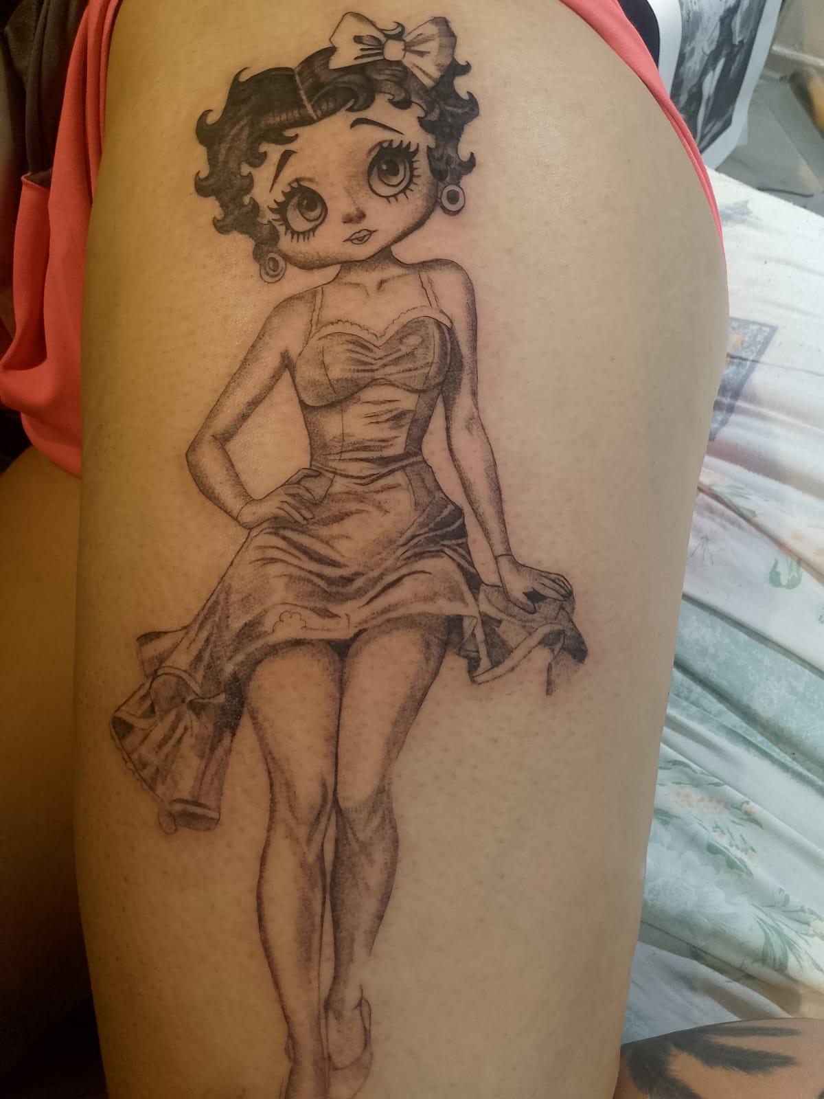 Tatuaje de Betty Boop en estilo neo-tradicional con línea fina