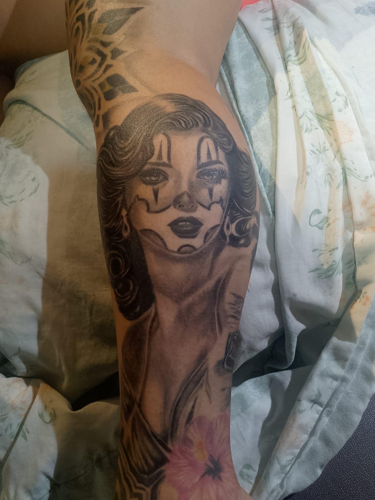 Tatuaje de payasa chicana en black and grey