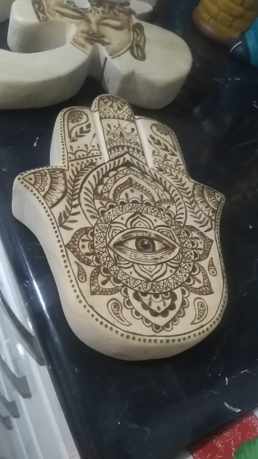 Pirograbado de Hamsa con ojo central y mandalas
